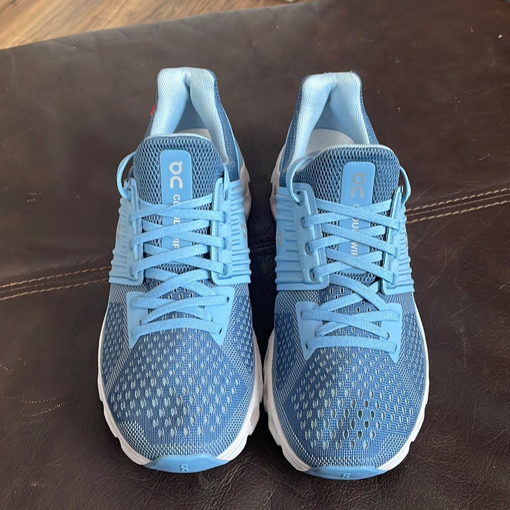 Women’s On Cloudswift running shoes, size 7
